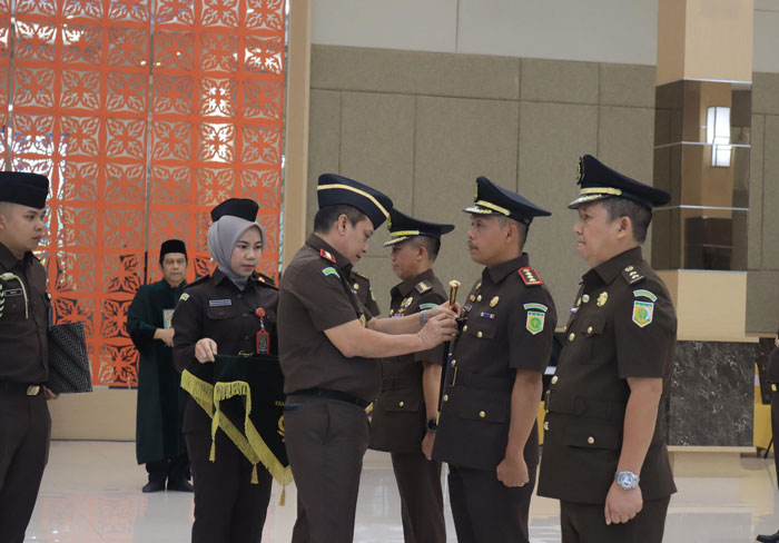 Kajati Riau Sutikno menyematkan tanda pangkat kepada Aspidmil Kejati Riau yang baru dilantik, Kolonel Chk Muhammad Irham Djannantung, Senin (19/1/2026).