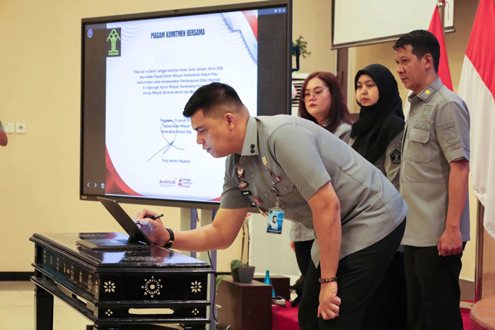 Kepala Kanwil Kemenkum Riau Rudy Hendra Pakpahan menandatangani Perjanjian Kinerja serta Komitmen Bersama Pembangunan Zona Integritas menuju Wilayah Birokrasi Bersih dan Melayani