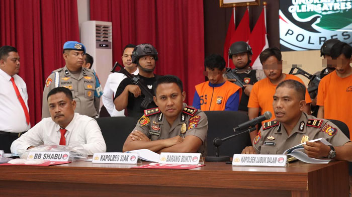 Kapolres Siak AKBP Sepuh Ade Irsyam Siregar, SH, SIK, MH memimpin konferensi pers pengungkapan peredaran dan penyalahgunaan narkoba di Gedung Endra Dharma Laksana Mapolres Siak, Senin (19/1/2026).