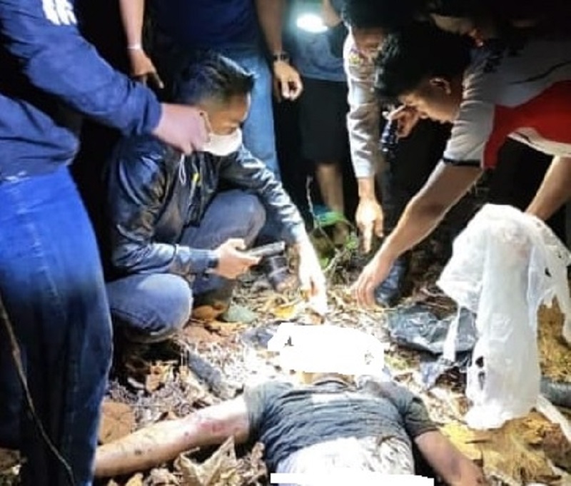 Kondisi korban diduga tersengat listrik di wilayah Kecamatan Kubu Babussalam, saat dilakukan upaya evakuasi, Ahad (18/1/2026) malam.