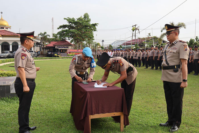 Kapolres Pelalawan AKBP John Louis Letedara SIK&nbsp; memimpin upacara  Sertijab Kapolsek Kerumutan, Senin (19/1/2026) pagi di halaman kantor Polres Pelalawan.