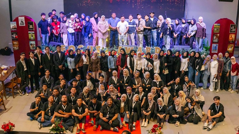 Mahasiswa Ilmu Komunikasi Angkatan 2023 Universitas Muhammadiayh Riau bersama para Dosen Fakultas Ilmu Komunikasi usai berfoto bersama. )