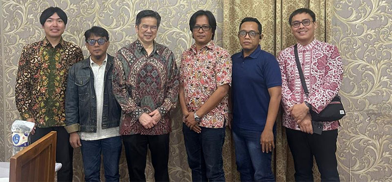 Konjen Jepang di Medan, Furugori Toru bersama Pemred Riau Pos Firman Agus, Wapemred Eka Gusmadi Putra dan Koordinator Liputan M Ali Nurman berfoto bersama usai berdiskusi, Senin (19/1/2025).