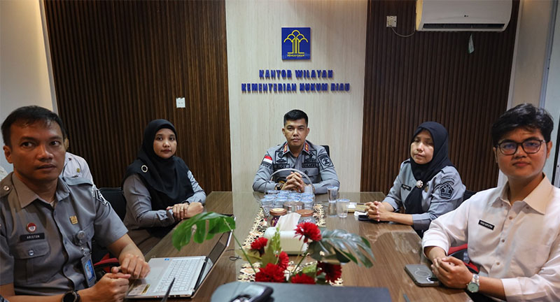 Rudy Hendra Pakpahan bersama para pejabat utama dan staf Kanwil Kemenkum Riau menghadiri secara virtual peresmian Posbankum di DIY dari Pekanbaru, Selasa (20/1/2026).