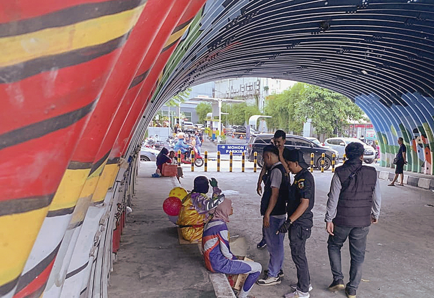 Tim satgas PPPK Dinsos Pekanbaru melakukan pengamanan kepada para gepeng atau badut yang meminta imbalan di kawasn persimpangan SKA, Pekanbaru, Ahad (18/1/2026).