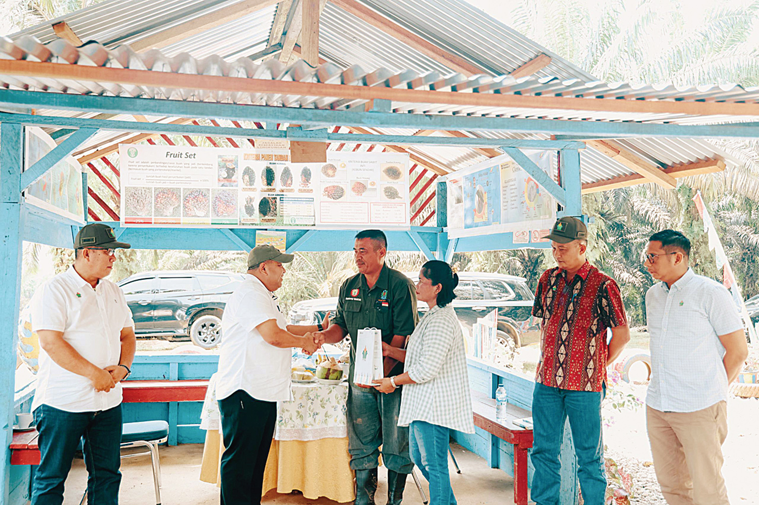 Business Support Head PTPN IV Regional III Achmedi Akbar didampingi GM Distrik Barat Sugianto dan Manager Kebun Terantam Arizal menyerahkan bantuan untuk karyawan yang telah menjaga aset negara.