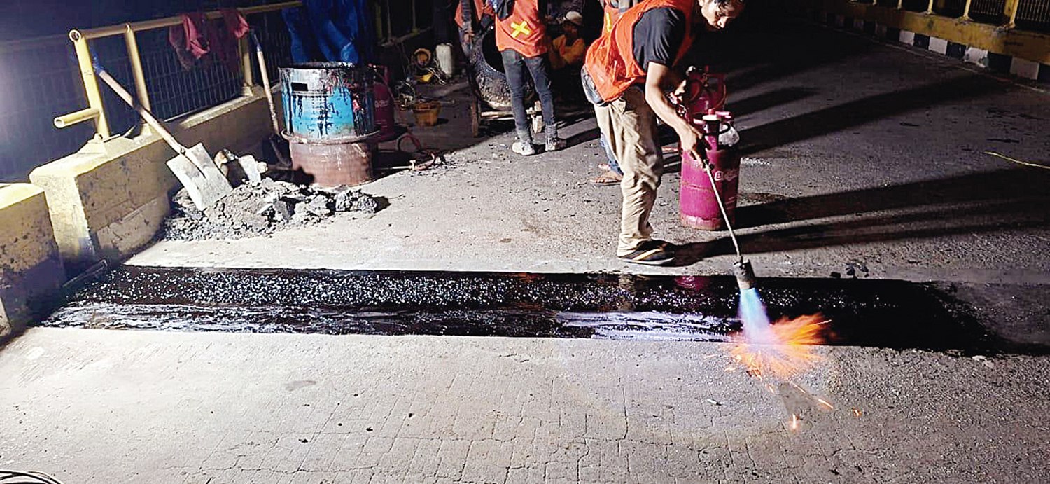 Tim dari Dinas PUPR PKPP Riau saat melakukan perbaikan sambungan pada Jembatan Siak I, Pekanbaru, baru-baru ini.