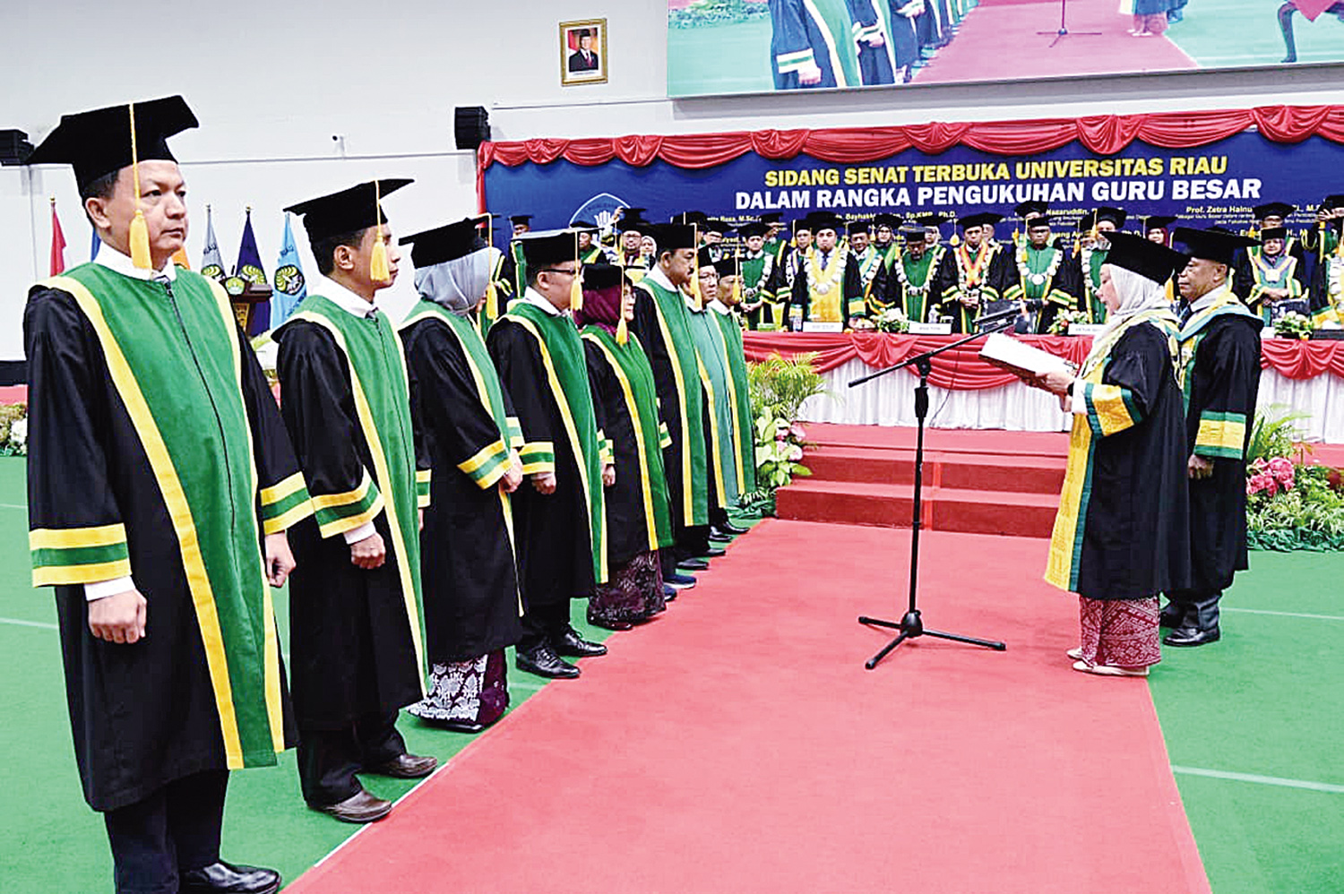 Rektor Unri Prof Dr Hj Sri Indarti SE MSi mengukuhkan delapan guru besar, Senin (19/1/2026).