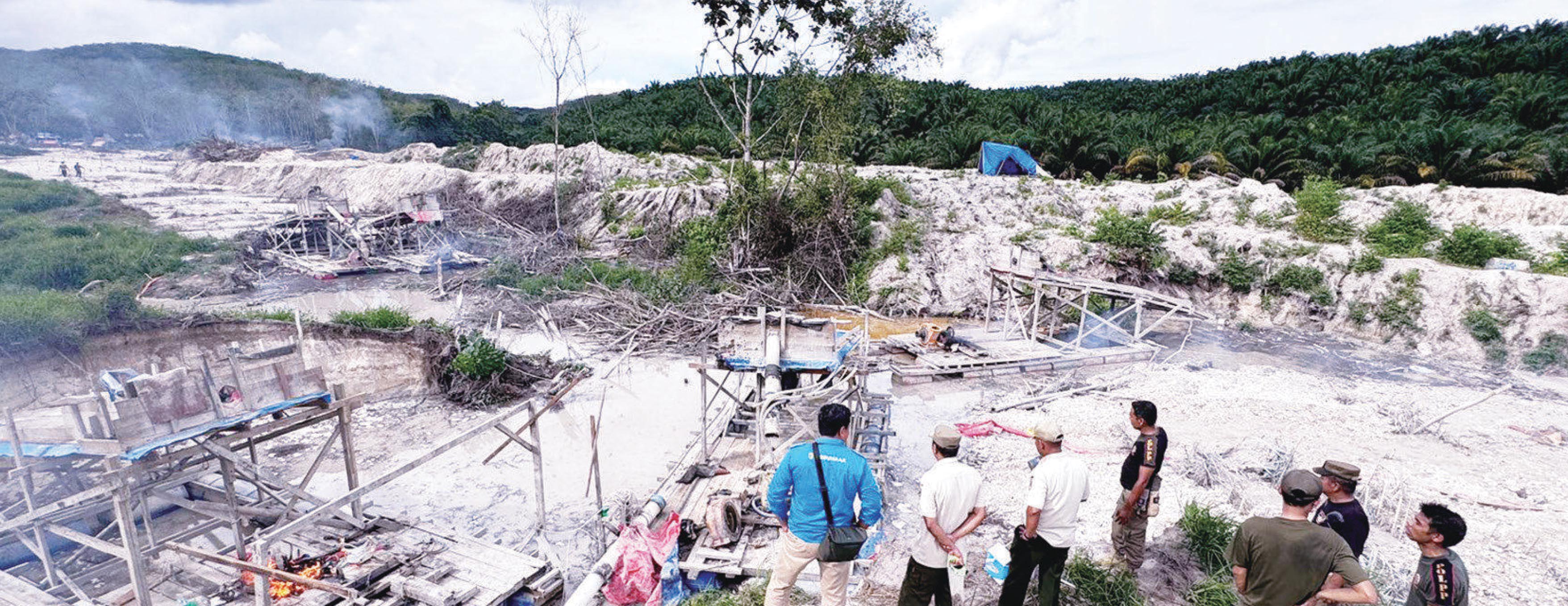 Petugas meninjau lokasi penambangan emas tanpa izin di wilayah Kabupaten Kuantan Singingi, beberapa hari lalu. Tampak kondisi tanah berlubang-lubang seperti palung kecil akibat penambangan ilegal.