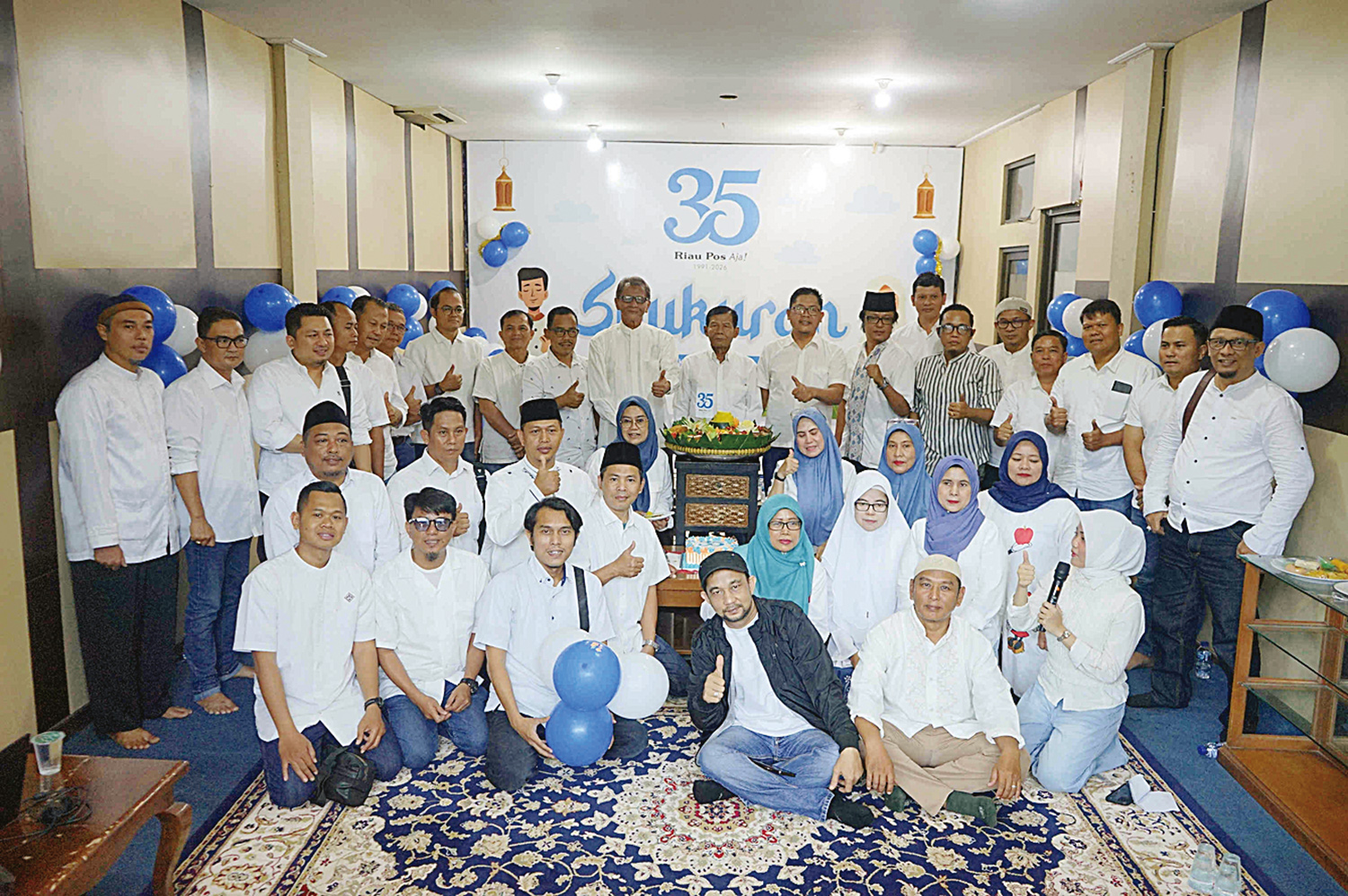 Jajaran Direksi dan Karyawan Riau Pos foto bersama saat syukuran HUT Riau Pos ke-35 di Gedung Riau Pos, Sabtu (17/1/2026).