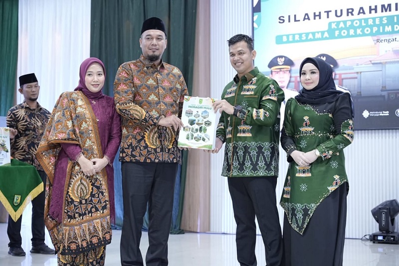 Bupati Inhu, Ade Agus Hartanto (dua dari kiri) bersama istri menyerahkan cendra mata kepada AKBP Fahrian Saleh Siregar didampingi istri pada acara silaturahmi dan kenal pamit, Senin (19/1/2026)