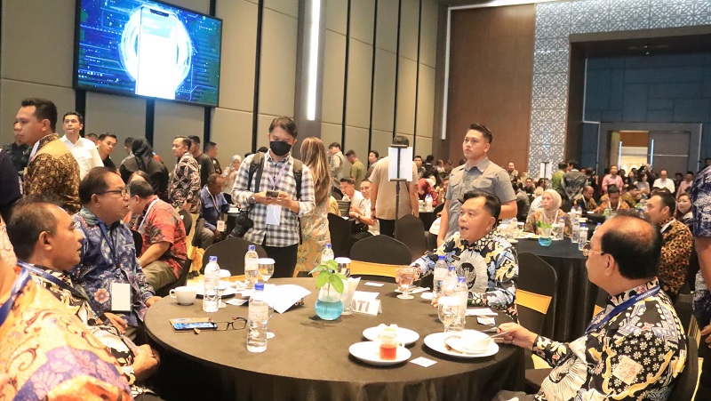 Bupati Kepulauan Meranti, AKBP (Purn) H Asmar, mengikuti Rapat Kerja Nasional (Rakernas) XVII Asosiasi Pemerintah Kabupaten Seluruh Indonesia (APKASI) di Kota Batam, Kepulauan Riau.