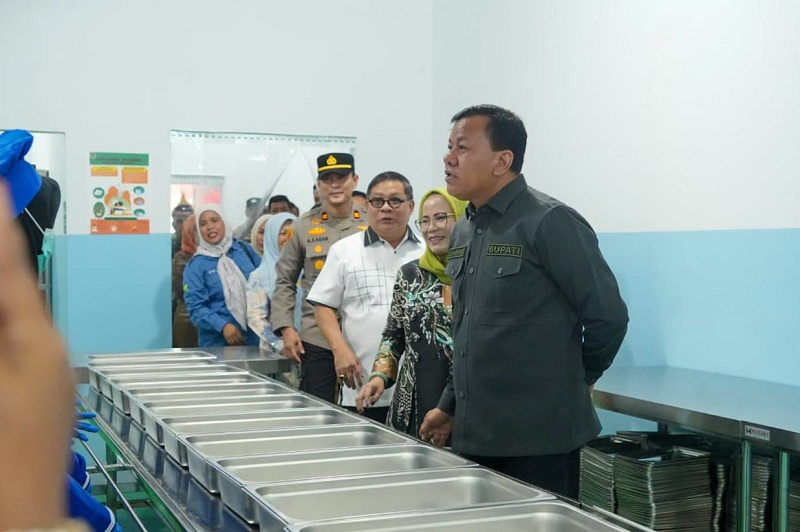 Bupati Kuansing H Suhardiman Amby meninjau SPPG di Desa Petai Singingi Hilir, Selasa (20/1/2026)