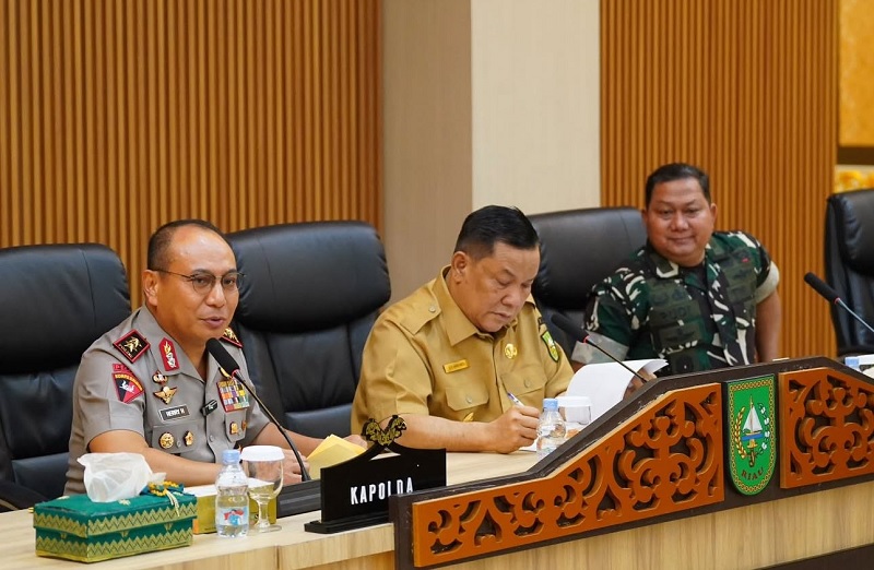 Kapolda Riau Irjen Pol Herry Heryawan saat rapat membahas izin tambang rakyat bersama Forkompinda Riau.