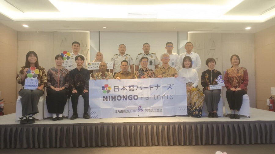 Asisten Guru Program Pengiriman Mitra Bahasa Jepang Segera Mengajar berfoto bersama Inami Kazumi, Furugori Toru dan Kadisdik Riau Erusman Yahya,