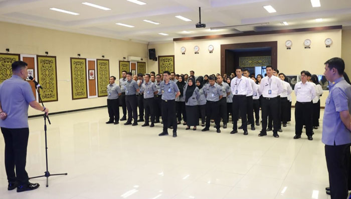 Kepala Kanwil Kemenkum Riau Rudy Hendra Pakpahan (kiri) menyampaikan pesan integritas kepada para ASN saat memimpin Aprl pagi pada Senin (19/1/2026) lalu.