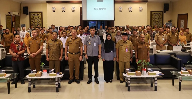 Kepala Kanwil Kemenkum Riau Rudy Hendra Pakpahan berfoto bersama peserta Sosialisasi Indeks Reformasi Hukum yang digelar Senin (19/1/2026),.