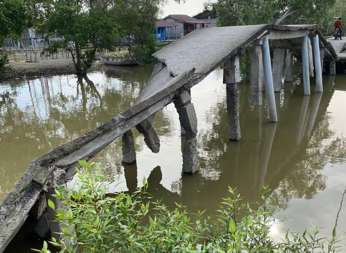 Kondisi jalan dan jembatan yang rusak di wilayah Kepenghuluan Teluk Pulai Kecamatan Pasir Limau Kapas (Palika), Rohil.