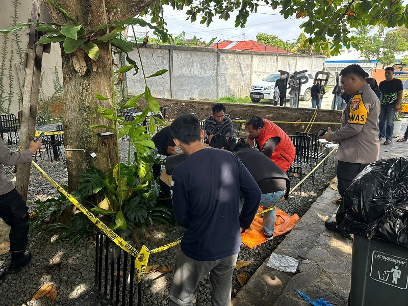 Polisi tengah melakukan olah TKP tempat ditemukannya pria berinisial SH yang meninggal dunia dan diduga bunuh diri di salah satu kafe di Jalan Thamrin No 122, Kelurahan Suka Maju, Kecamatan Sail.