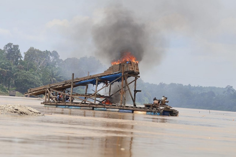 Aktivitas PETI di Sungai Kuantan. Kini usaha PETI ini akan dilegalkan  dengan cara mengurus izin pertambangan rakyat.
