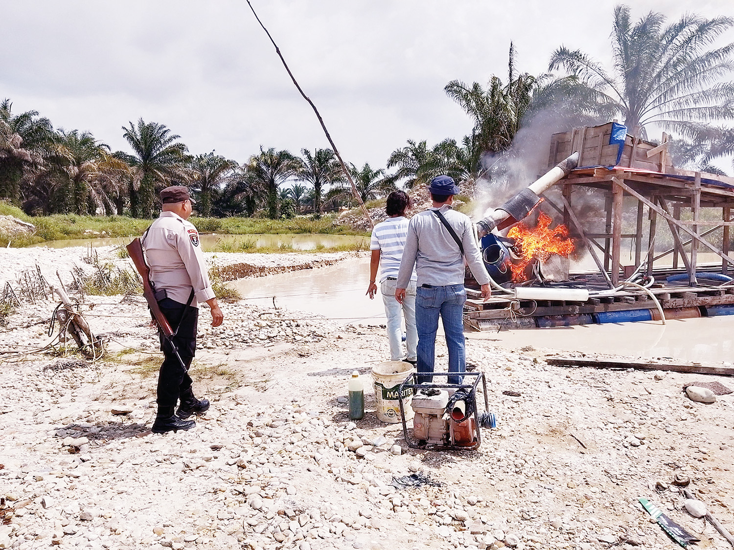 Aparat kepolisian melakukan penertiban aktivitas penambangan emas tanpa izin di wilayah Sungai Jering, Kecamatan Kuantan Tengah, Kabupaten Kuantan Singingi, Selasa (20/1/2026).