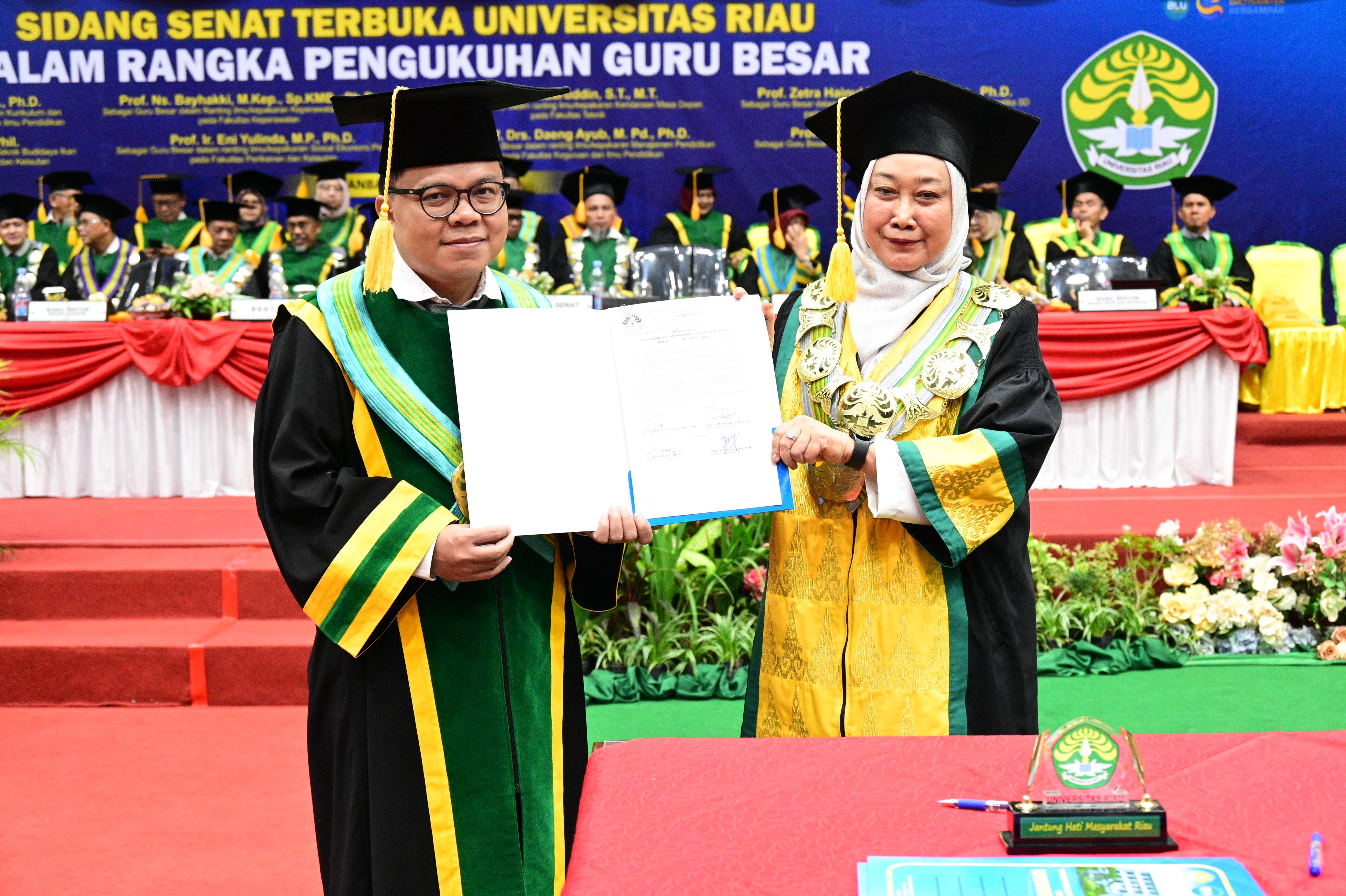 Prof Zetra Hainul Putra SSi MSc PhD merupakan guru besar termuda yang dikukuhkan pada sidang pengukuhan guru besar Universitas Riau (Unri)