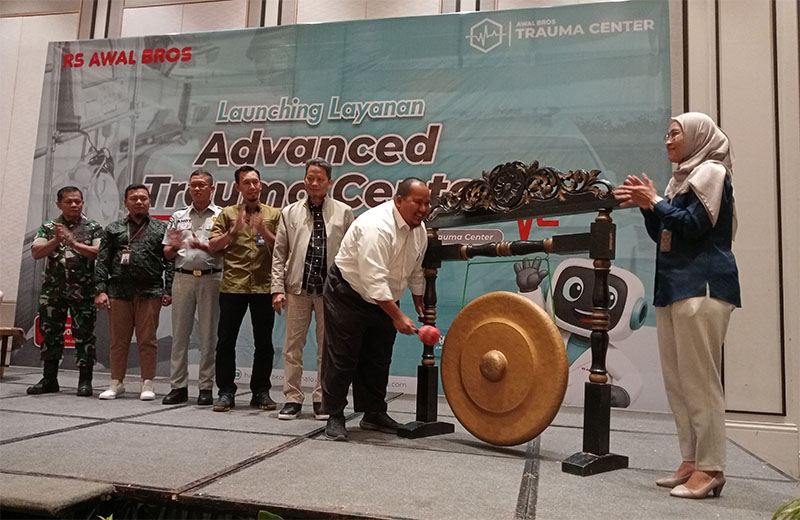 Direktur RS Awal Bros A Yani dr Prima Aprianti mendampingi perwakilan Diskes Pekanbaru dr Muhammad Iwan, memukul gong tanda diresmikannya Layanan Advanced Trauma Center RS Awal Bros A Yani Pekanbaru,