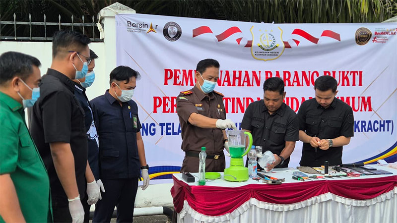 Kajari Kuansing Mohammad Harun Sunadi melakukan pemusnahan barang bukti tindak pidana umum yang sudah Inkracht, Rabu (21/1/2026) di halaman Kejari Kuansing
