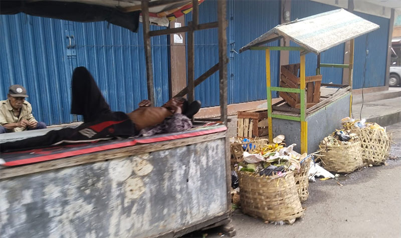 Penampakan tumpukan sampah di salah satu persimpangan jalan di Bagansiapiapi.