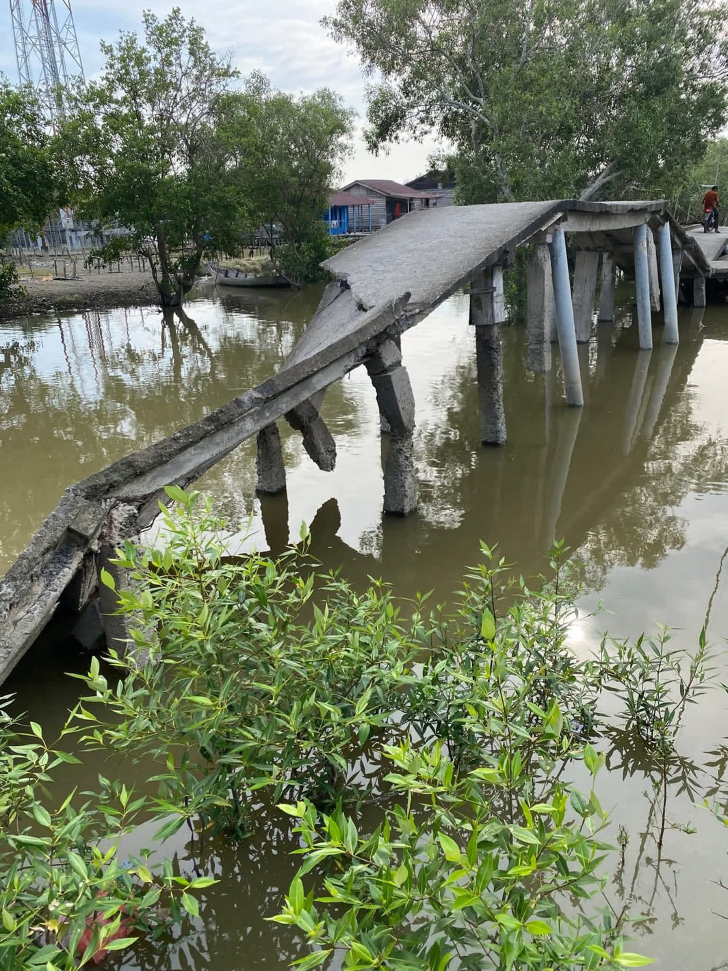 Kondisi jembatan yang ambruk di wilayah Kepenghuluan Teluk Pulai, Kecamatan Pasir Limau Kapas (Palika), Kabupaten Rohil, belum lama ini.