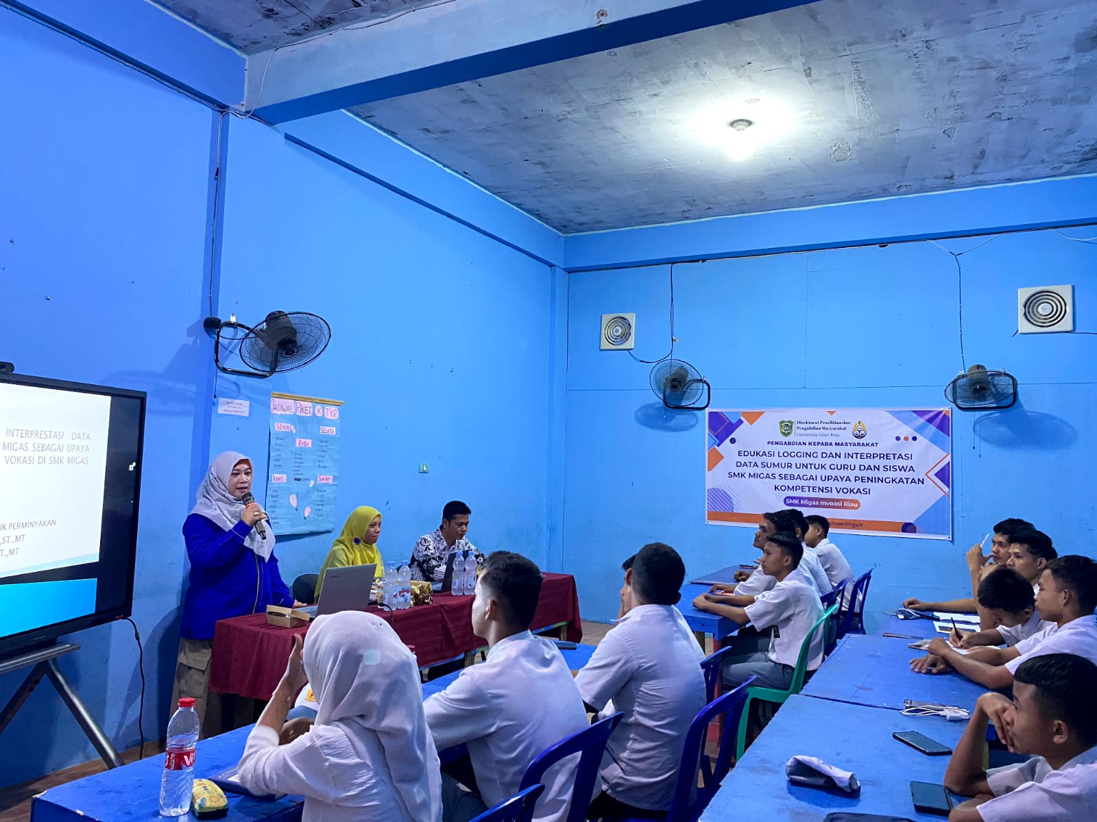 Dosen UIR beri edukasi logging dan interpretasi data sumur di SMK Migas Inovasi Riau untuk tingkatkan kompetensi vokasi siap industri migas.
