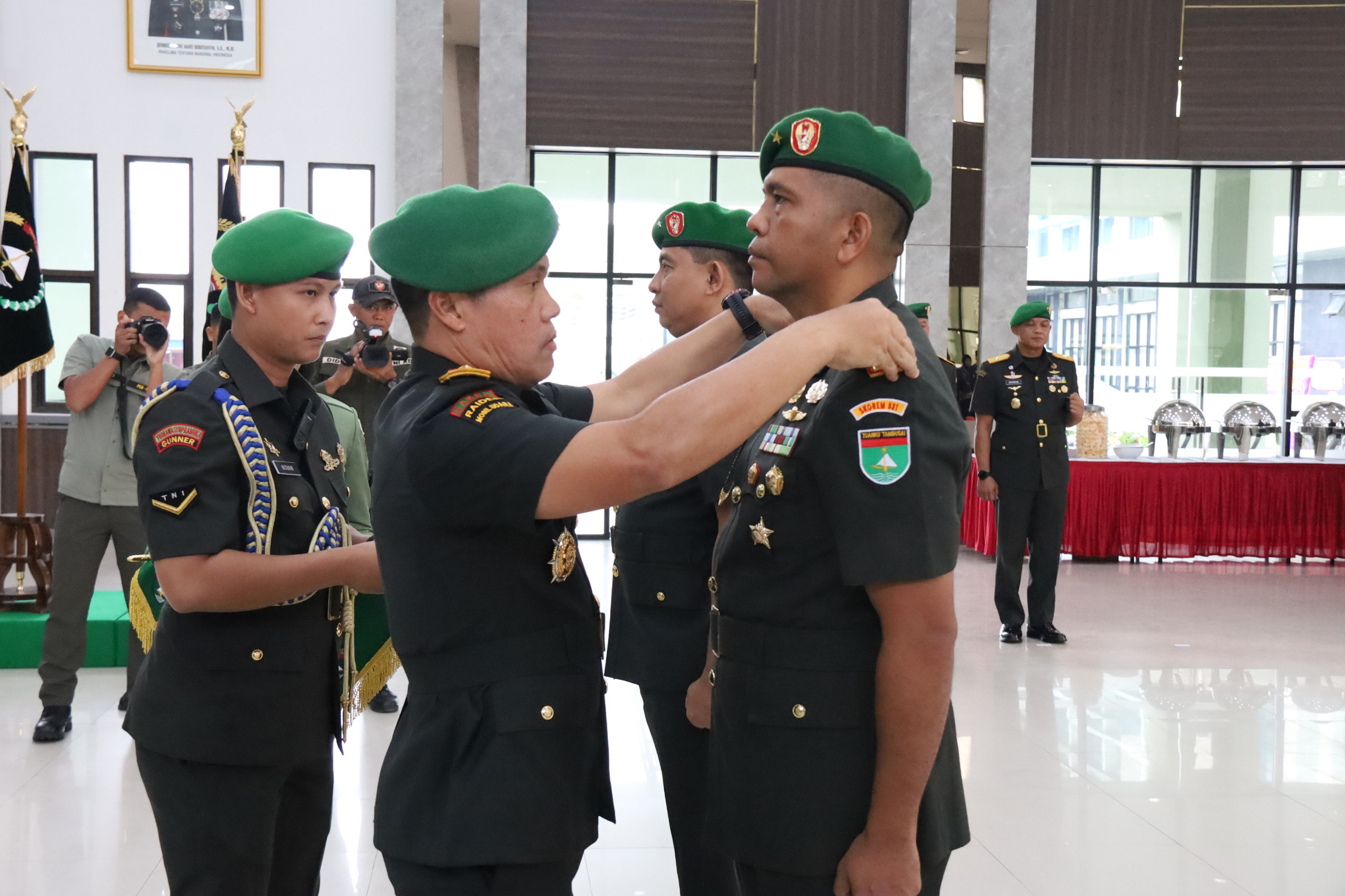Pangdam XIX/Tuanku Tambusai Mayjen TNI Agus Hadi Waluyo memimpin langsung upacara Serah Terima Jabatan dari Brigjen TNI Jarot Suprihanto kepada Brigjen TNI Jarot Suprihanto kepada Brigjen TNI.