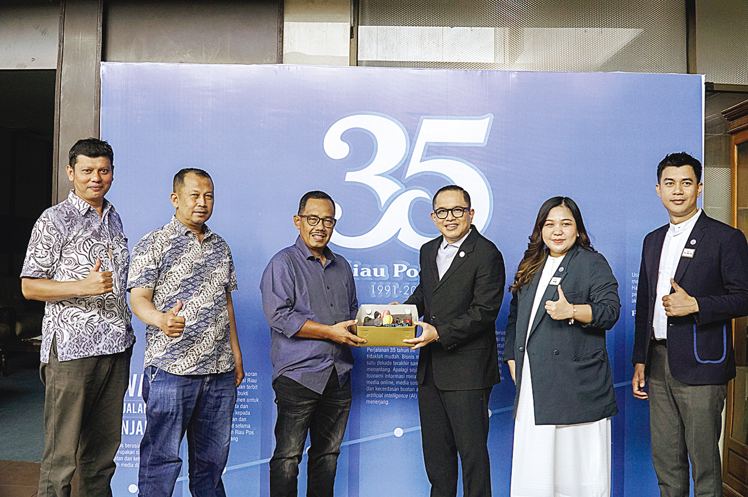 Direktur Riau Pos Asmawi Ibrahim (Tiga Kiri) menerima kue tar yang diserahkan langsung oleh GM Novotel Sentot Lasiyanto beserta Marcom Manager Novotel Pekanbaru Rila Gustari (Duan Kanan), Asst Sales Manager Novotel Pekanbaru Bayu Anggara (Kanan)  dan Mana