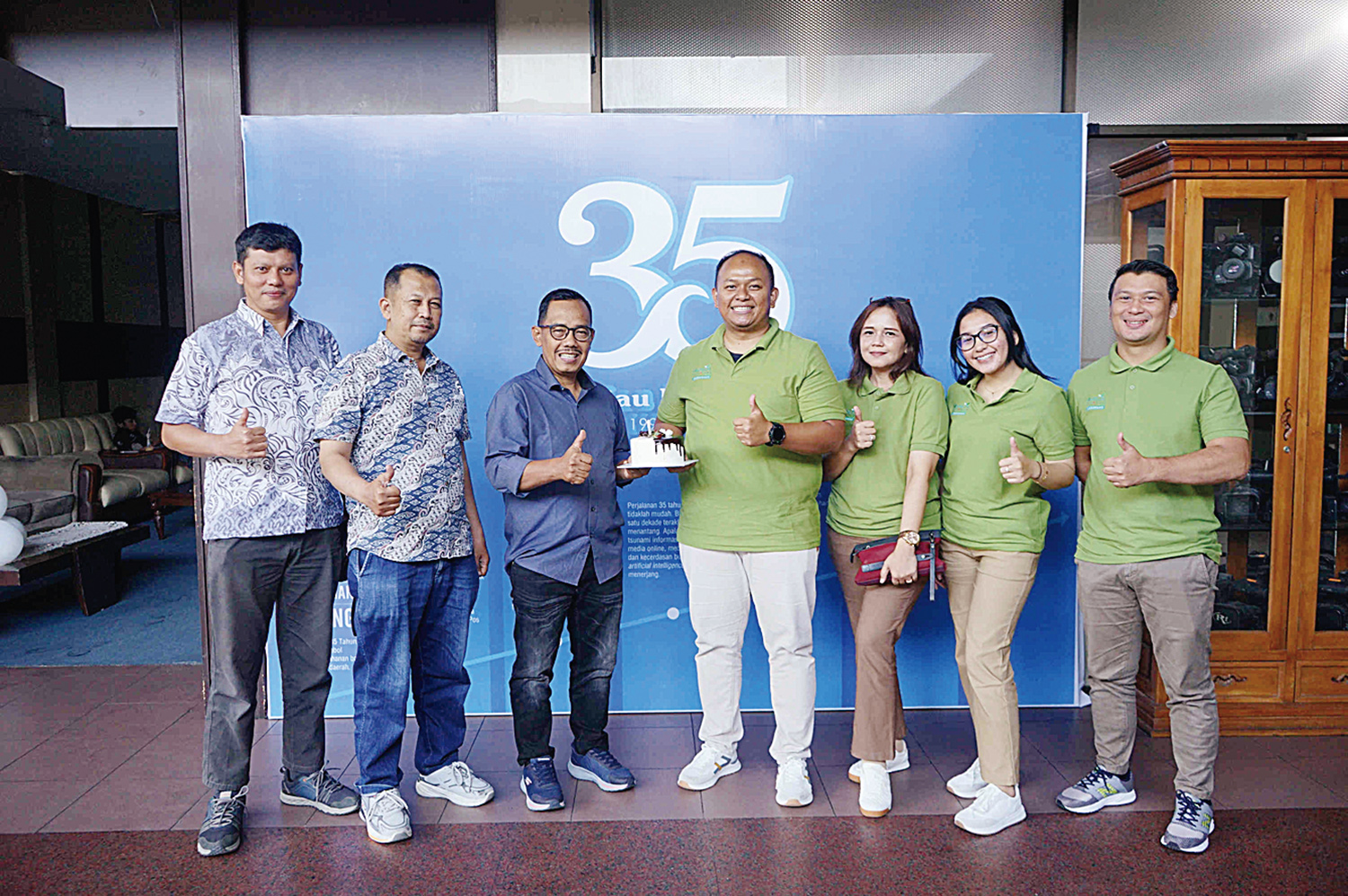 Foto Bersama: General Manager Ayola First Point Romie Lesmana (empat kanan) bersama tim foto bersama Direktur Riau Pos Asmawi Ibrahim (tiga kiri), Penanggung Jawab Iklan Tengku Rasmin (dua kiri),  Manajer Pemasaran Riau Pos Abdul Kadir Bey (kiri) saat kun
