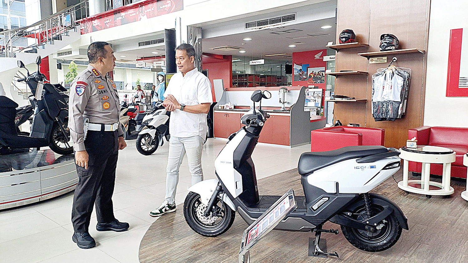 Regional Head PT Capella Dinamik Nusantara  Harry Sutiono berbincang dengan Direktur Lalu Lintas Polda Riau Kombes Pol Jeki Rahmat Mustika SIK MH, Senin (19/1/2026).
