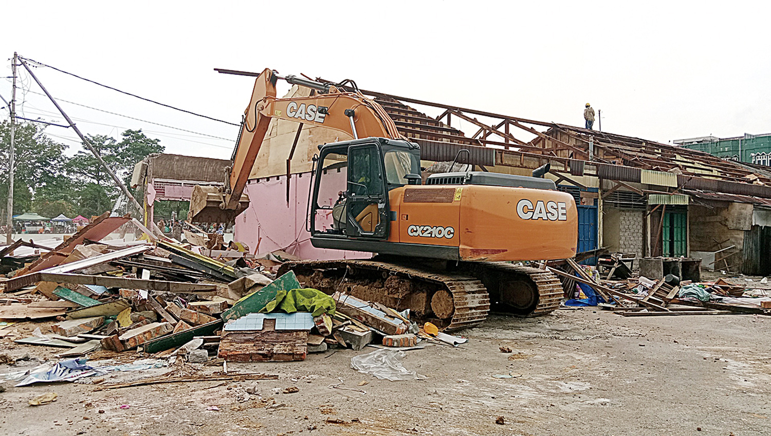 Alat berat jenis ekskavator mulai merobohkan kios Pasar Bawah Telukkuantan yang sudah dikosongkan pedagang, Selasa (20/1/2026) sore.