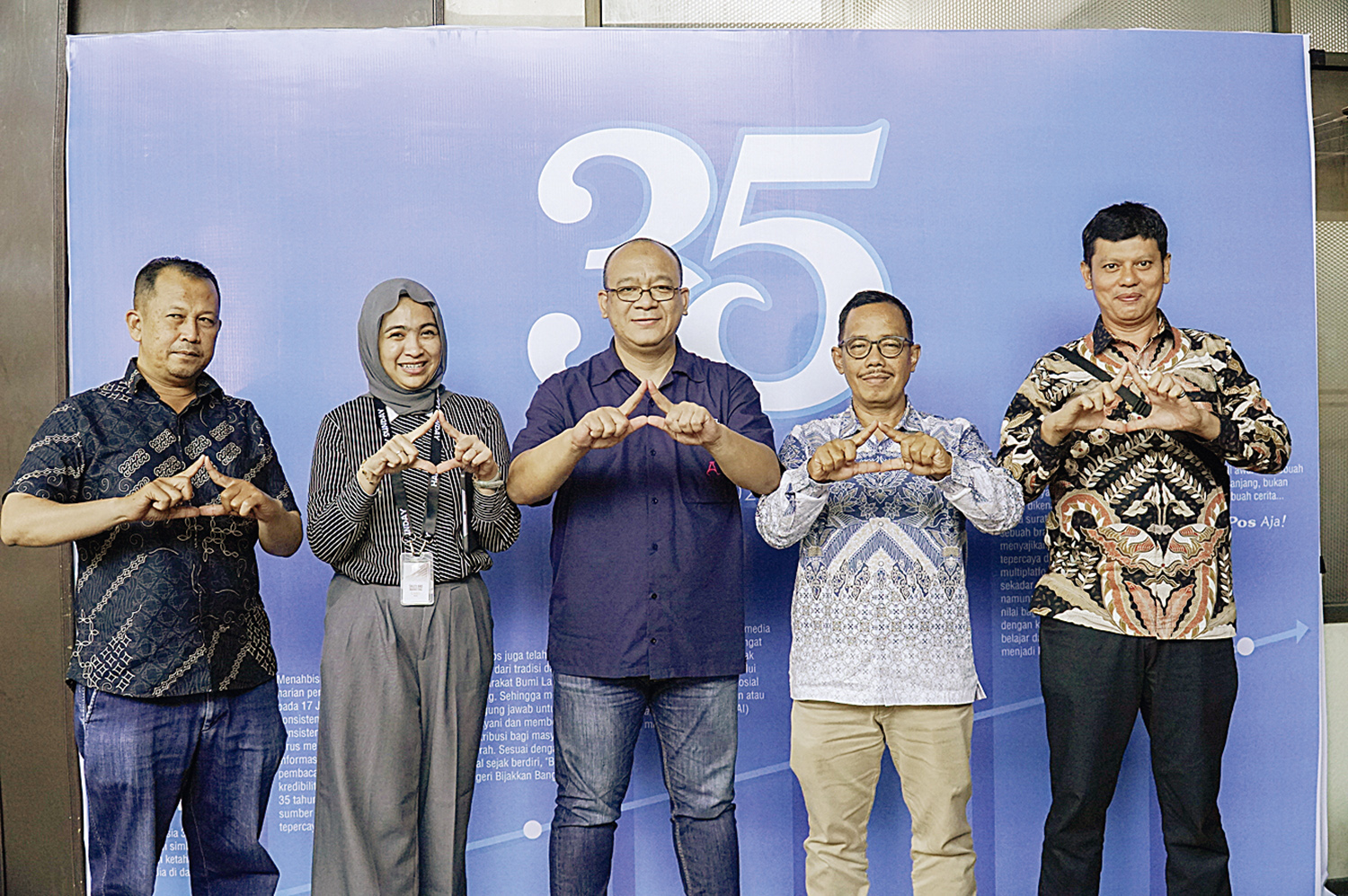 General Manager Bono by Artotel Pekanbaru Zulkifli Ibrahim (Tengah) bersama Direktur Riau Pos Asmawi Ibrahim (Dua Kanan) berfoto bersama saat manajemen Bono by Artotel saat berkunjung ke Riau Pos, sempena Hut 35 tahun Riau Pos, Pekanbaru, Senin (19/1/2026