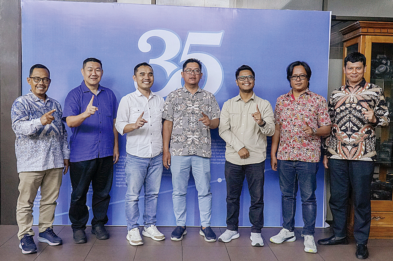 Dirut Riau Pos Ahmad Dardiri (tengah) berfoto bersama dengan Manager Honda Customer Care sekaligus Public Relation PT CDN Riau Toni Hadi Wibowo (tiga kiri).