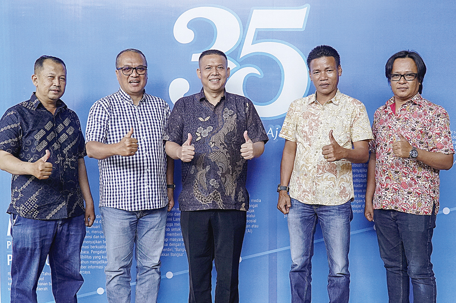 Kepala cabang FIFGROUP RIAU Mangasi Silalahi (Tengah) beserta Syarifuddin (Dua Kiri), Hendra siregar (Dua Kanan). berfoto bersama dengan Direktur Riau Pos Firman Agus (Kanan) dan Kordinator Iklan Riau Pos Tengku Rasmin (Kiri) saat berkunjung ke Riau Pos,