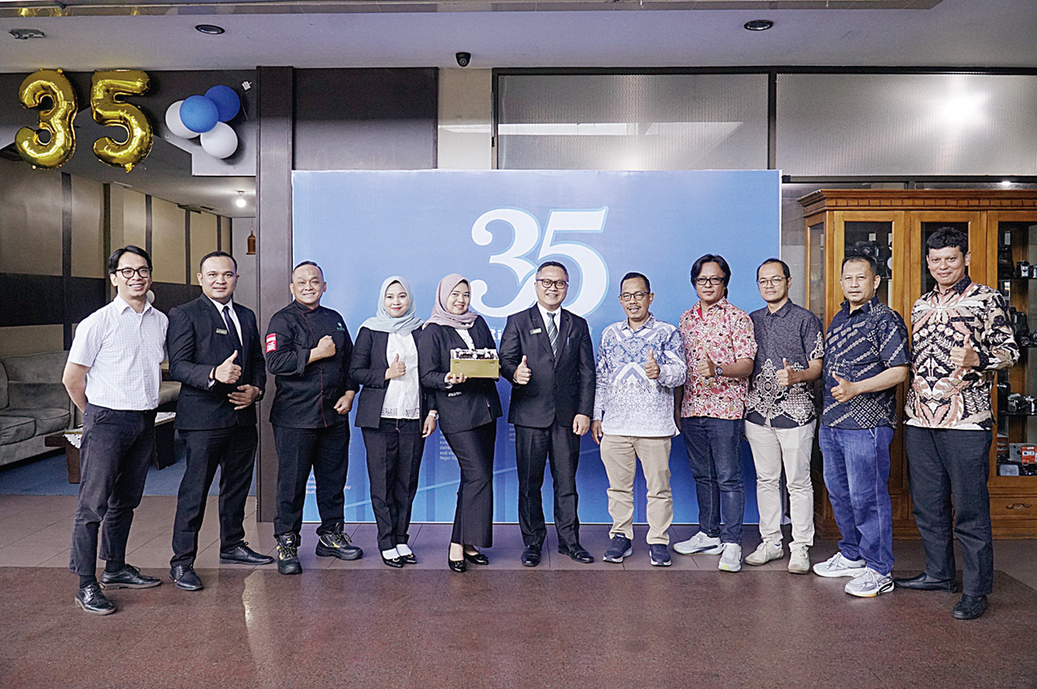 Direktur Riau Pos Asmawi Ibrahim dan Firman Agus berfoto bersama dengan Gm Mutiara Merdeka Aguswandi (tengah) dan manajemen Mutiara Merdeka saat kunjungan ke Riau Pos,sempena Hut Riau Pos Ke-35,Pekanbaru, Senin (19/1/2026)