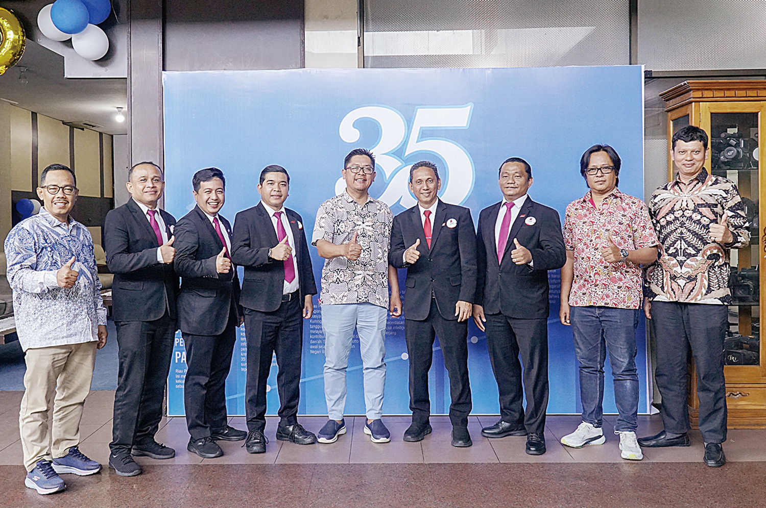 Dirut Riau Pos Ahmad Dardiri (Tengah) berfoto bersama dengan para mitra dari The Zuri (ZHM) saat berkunjung ke Riau Pos, sempena Hut 35 tahun Riau Pos, Pekanbaru, Senin (19/1/2026).