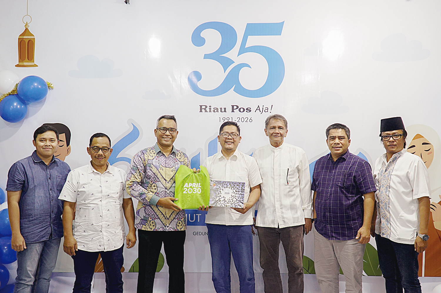 Direktur Utama Riau Pos Ahmad Dardiri (tengah) dan Komisaris Riau Pos Raznizal Syukur (tiga kanan) foto bersama dengan Corporate Communications Manager PT RAPP Disra Alldrick (tiga kiri).