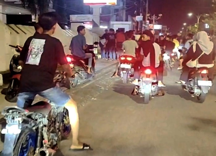 Kerumunan warga dan pengendara yang melintas menyaksikan seorang balap liar mengalami laka tunggal di Ruas Jalan Tuanku Tambusai Pasirpengaraian, Sabtu (17/1/2026).