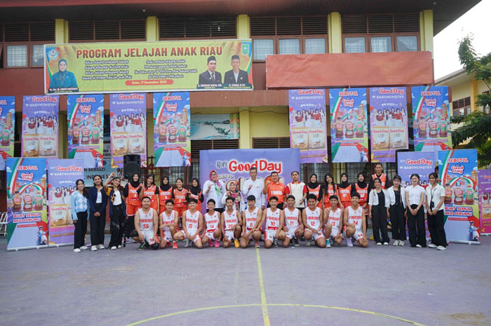 Perwakilan Sponsor, Majelis Guru, Tim Basket Putra dan Putri, dan tim Dance SMAN 5 Pekanbaru foto bersama saat roadshow Kopi Good Day Goes to School di SMAN 5 Pekanbaru, Rabu (21/1/2026).