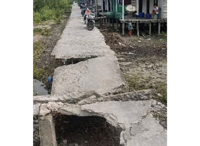 Beberapa sepeda motor ditinggalkan pemiliknya ditepi jalan, karena tak bisa dipergunakan melintasi jalan yang rusak di Kepenghuluan Teluk Pulai Kecamatan Pasir Limau Kapas, Rohil.