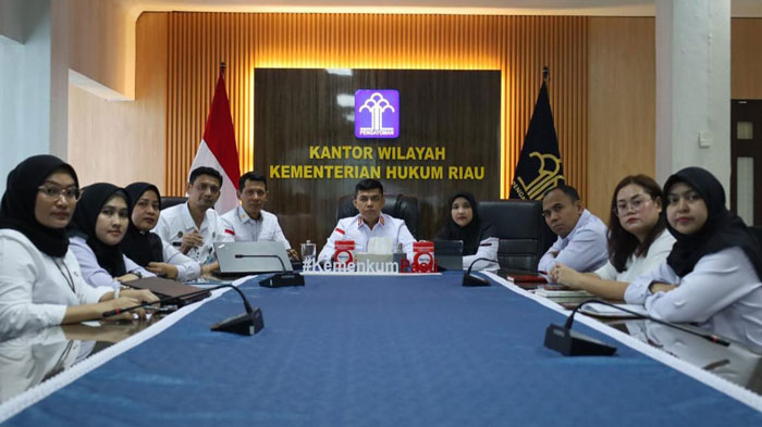 Kanwil Kemenkum Riau Rudy Hendra Pakpahan (paling belakang) memimpin rapat Monitoring Tindak Lanjut Temuan Itjen Kemenkum, Rabu (21/1/2026).