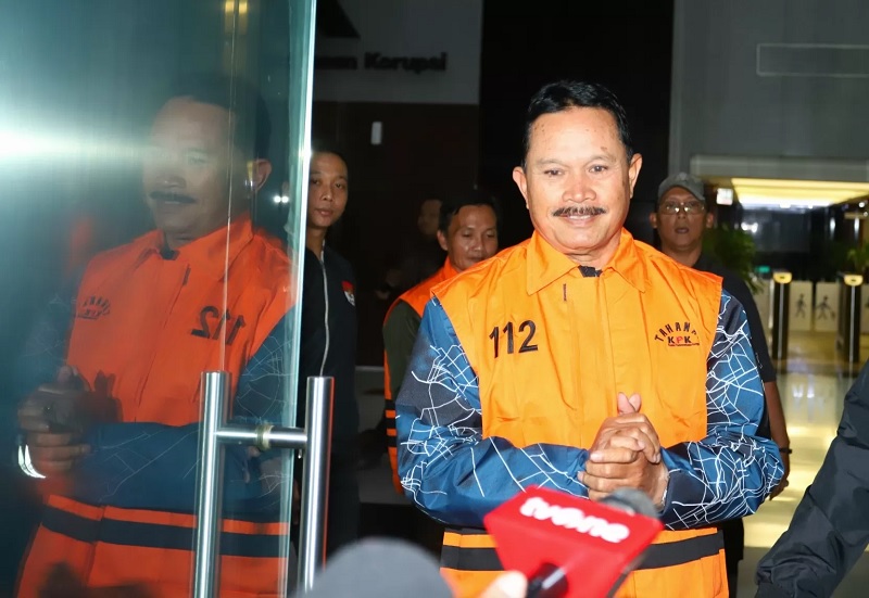 Wali Kota Madiun Maidi menggunakan rompi tahanan usai terjaring OTT KPK, Jakarta, Selasa (20/1/2026).