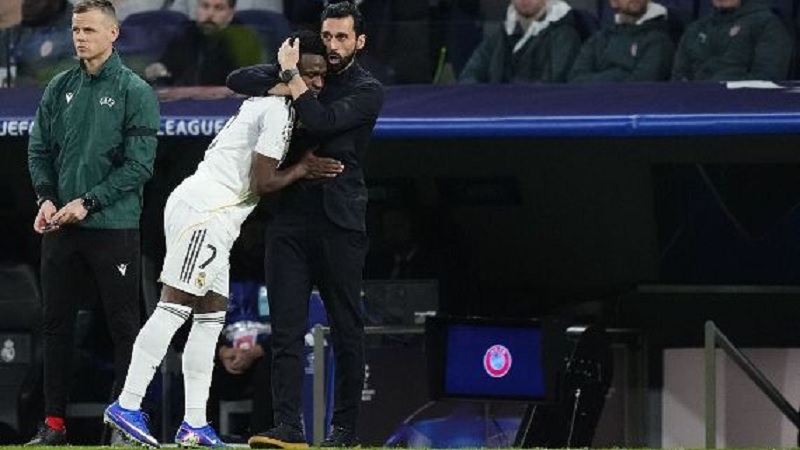 Manajer Real Madrid Alvaro Arbeloa memeluk Vin&iacute;cius Junior setelah mencetak goln melawan AS Monaco dalam lanjutan Liga Champions di Sanriago Bernabeu, Rabu (21/1/2026) dini hari WIB.