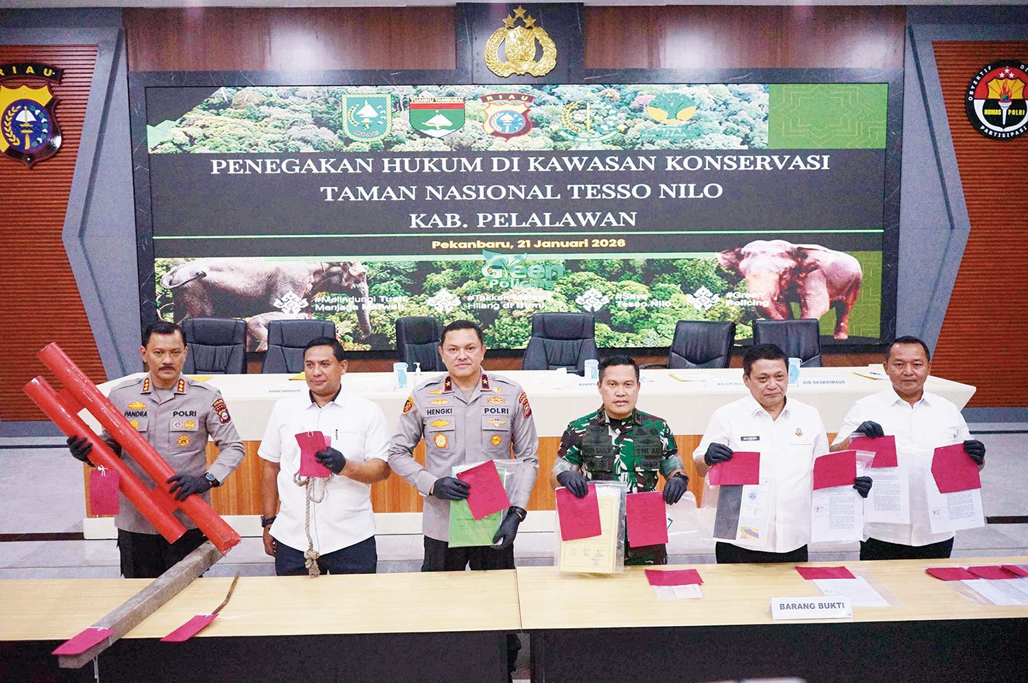 Wakapolda Riau Brigjen Pol Hengki Haryadi (tiga kiri) bersama Pangdam XIX/Tuanku Tambusai Mayor Jenderal TNI Agus Hadi Waluyo (tiga kanan), Kajati Riau Sutikno (dua kanan) serta jajaran memperlihatkan barang bukti saat keterangan pers terkait penegakan hu