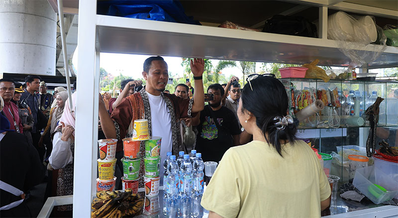Wali Kota Pekanbaru Agung Nugroho menyerahkan bantuan secara simbolis kepada para pelaku UMKM yang berjualan di kawasan tepian Sungai Siak.